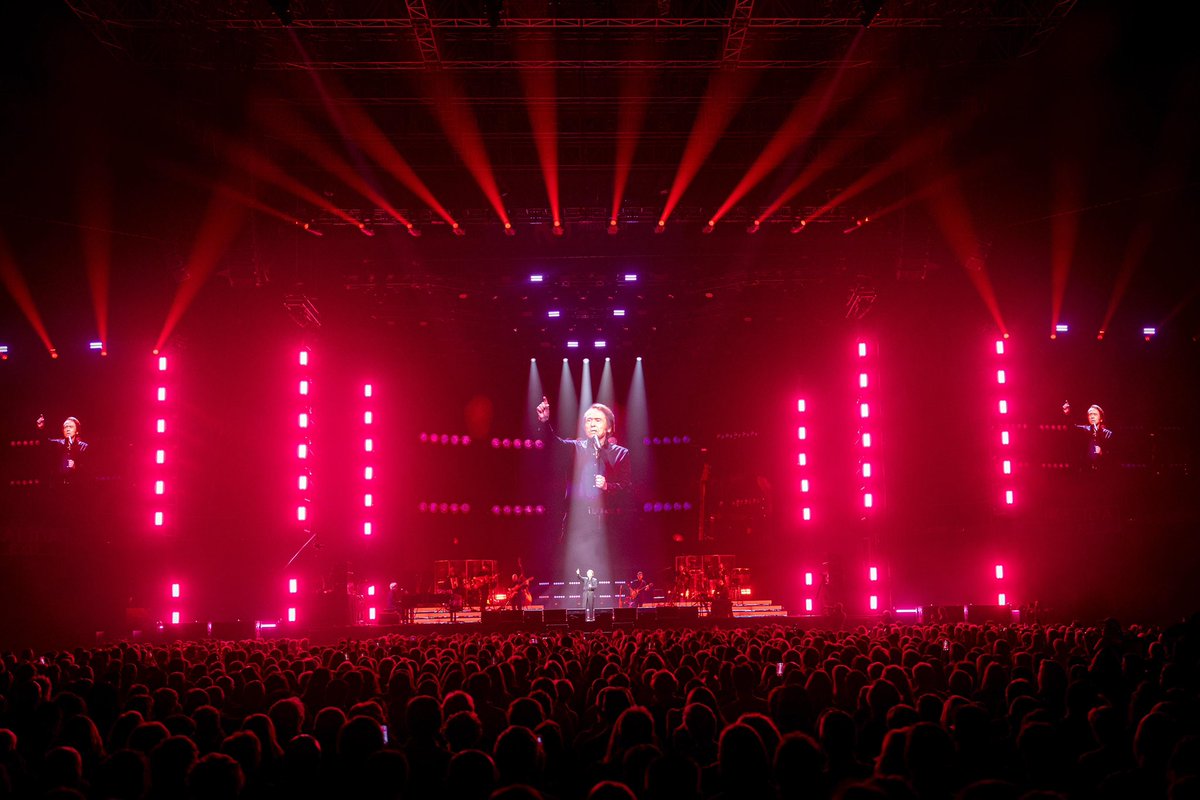 Estamos a tus pies, RAPHAEL 🙌🏼⭐️ Seguimos sin superar la noche del domingo en el <a href="/MovistarArenaEs/">Movistar Arena España</a> !!!