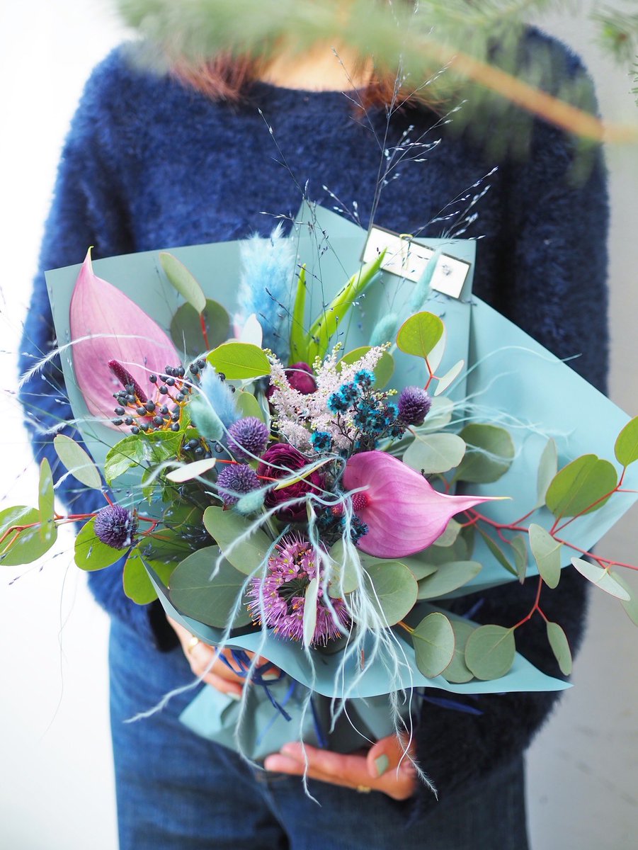 bionicplants's tweet photo. ふわふわした花材を入れても可愛くなりすぎないように、色のコントラストを意識して、大人可愛く仕上げました💐🩵
#ブーケ #ギフト #花屋 #bionicplants https://t.co/Nj0lcUggvt