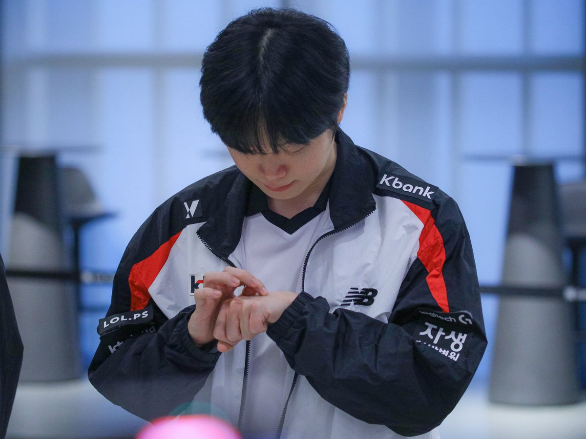 겨울에 나를 힘나게 해주는 것

붕어빵                         ⠀⠀           0%                             

호떡                                          0%

곽보성        ▇▇▇▇▇▇▇▇   100%

계란빵                                    ⠀        0%

990301 득표 • 최종 결과