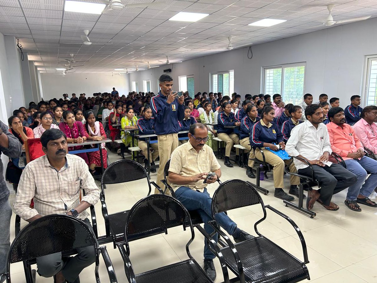 TelanganaACB's tweet photo. #AntiCorruptionBureau #Telangana is observing #AntiCorruptionWeek from 3rd to 9th of this month (One Week) in view of International #AntiCorruptionDay on 09.12.2025.(Toaday)

In this regard, ACB Officials have conducted a rally against the Corruption with the Lecturures & Students of Several Colleges in Nalgonda Town, with #1064 (Toll Free Number) containing banners of #AntiCurrptionBureau today.

“Dial 1064 for Reporting Corruption”. The details of the Complainant will be kept secret.

#అంతర్జాతీయఅవినీతినిరోధకదినోత్సవము తేదీ:09.12.2025 (ఈరోజు) సందర్భంగా #తెలంగాణ #అవినీతినిరోధకశాఖ వారు ఈ నెల 3వ తేది నుండి 9వ తేది వరకు గల వారం రోజులను #అవినీతినిరోధకవారము గా పాటిస్తున్నది. 

ఈ సందర్బంగా, #అనిశా అధికారులు ఈరోజు నల్లగొండ పట్టణంలోని వివిధ కళాశాలల అధ్యాపకులు & విద్యార్థులతో కలిసి #అవినీతినిరోధకశాఖ వారి "టోల్ ఫ్రీ నంబర్ 1064" కలిగిన నినాదాలతో కూడిన బ్యానర్లతో  అవినీతికి వ్యతిరేకముగా ర్యాలీని నిర్వహించడం జరిగింది.

ఎవరయినా #లంచం డిమాండ్ చేస్తే 1064 కు డయల్ చేసి ఫిర్యాదు చేయండి. ఫిర్యాదుధారుల వివరములు గోప్యంగా ఉంచబడును.

#IACD2025
#UnitedAgainstCorruption
#FightAgainstCorruption
#SayNoToCorruprion
#StopCorruption