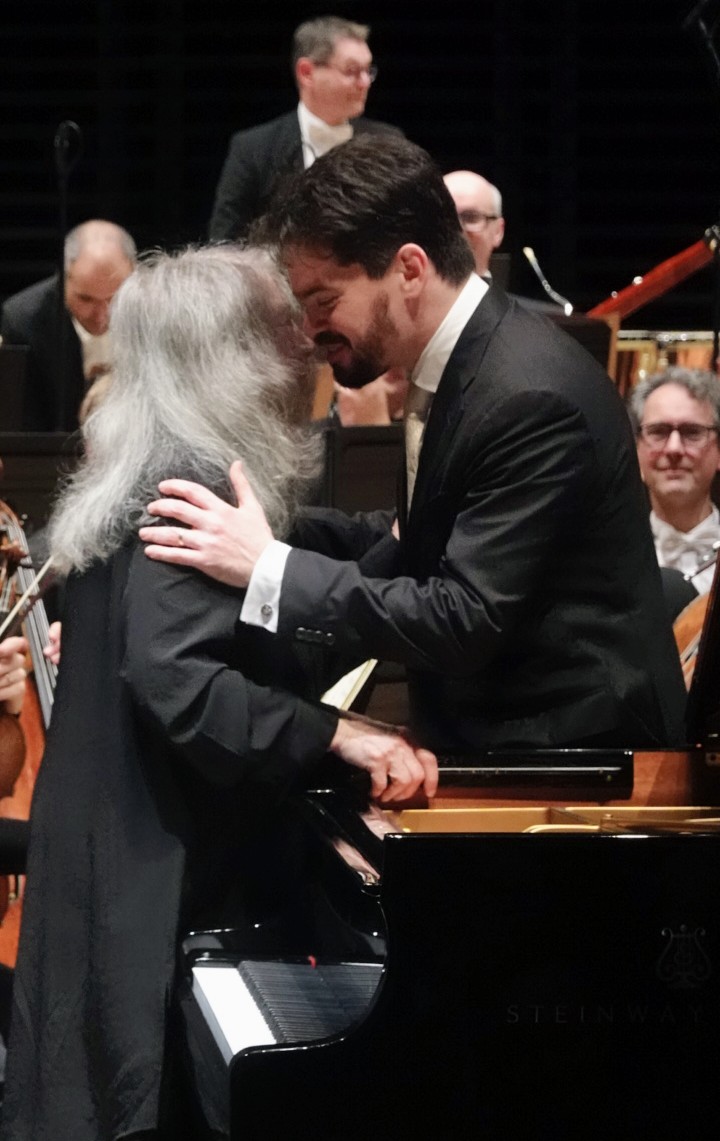 Lahav Shani, meilleur accompagnateur de Martha Argerich. Mon papier :

 altamusica.com/concerts/docum…

<a href="/philharmonie/">Philharmonie de Paris</a> #rotterdamphilharmonic #schumann #brahms