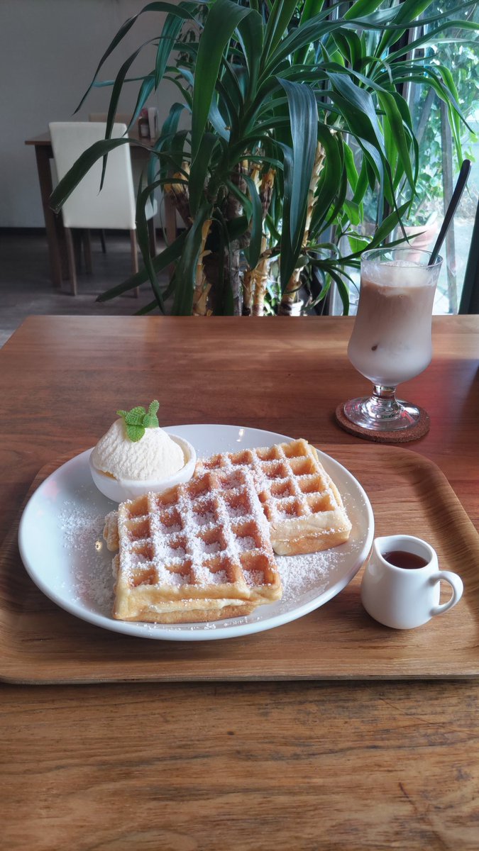 mari_train's tweet photo. 少し前ですが谷上のこーひぃ屋さんで神鉄のおもてなしチケットでワッフルを頂きました。
量が多めな上にワッフルまで付いて太っ腹だと思いました🎶
カフェオレは一緒に頼んだものです。 https://t.co/0Z9xQ0HxbV