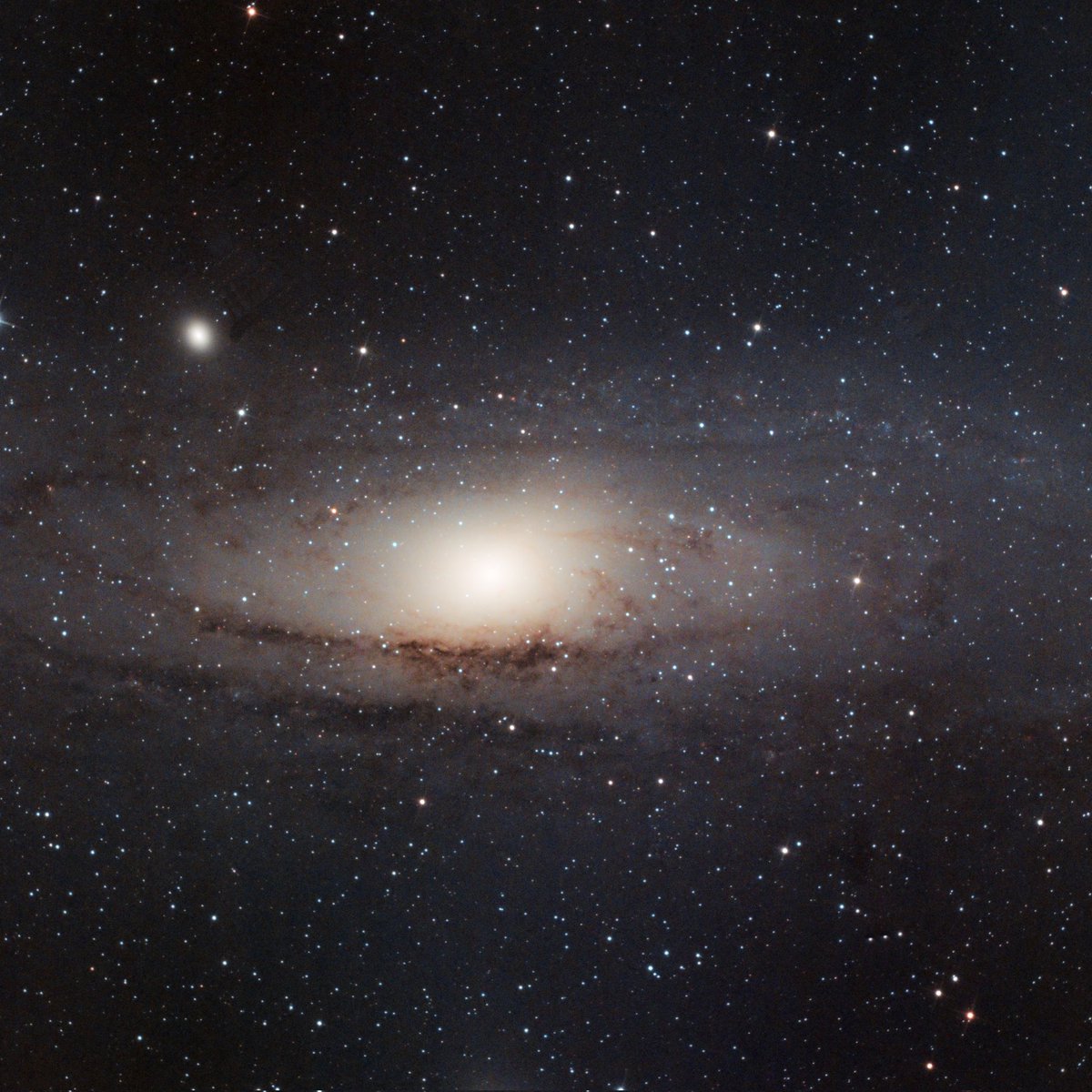 StuartRossAstro's tweet image. Here we have the Andromeda M31, the very first astro image i ever took on a skywatcher 130pds with a modded canon 600d and the other image was taken a couple of weeks ago. There is 5 years between them, what a difference !

#Andromeda #astrophotography #space #astronomy