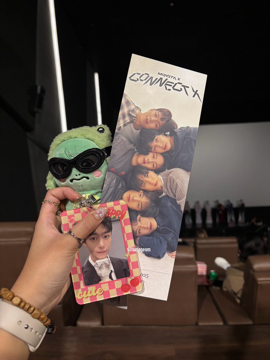 sillylunageom's tweet photo. Better late than never 😭🩵

Thank you @mbbevents_ph for this block screening and for the freebies!!! (if only I can bring Minhyuk standee home 😭)

So glad for the breather after consecutive shifts 😭🩵

#MONSTAXINCINEMAS #MONSTAX_CONNECTX
#MONSTAX_MOVIE
#MonstaXinManilaDryRun https://t.co/bGzinbjBIV