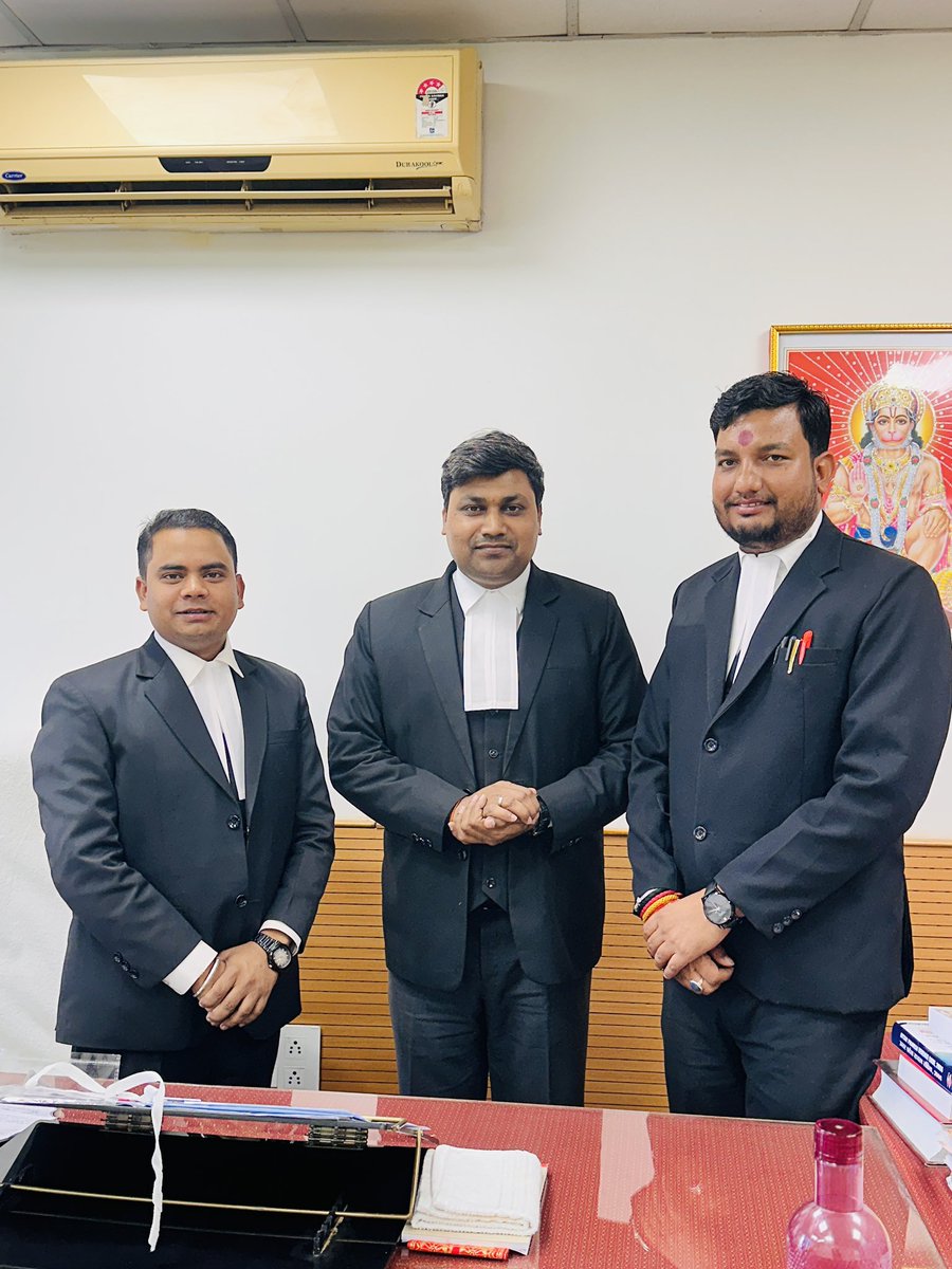 आदरणीय श्री शीतल जी (मुख्य स्थाई अधिवक्ता - चतुर्थ) जी के द्वारा एडवोकेट बैंड पहनाकर मेरे उज्ज्वल भविष्य का आशीर्वाद दिया…
यह मेरे लिए अत्यंत गौरव और सम्मान का क्षण था ।