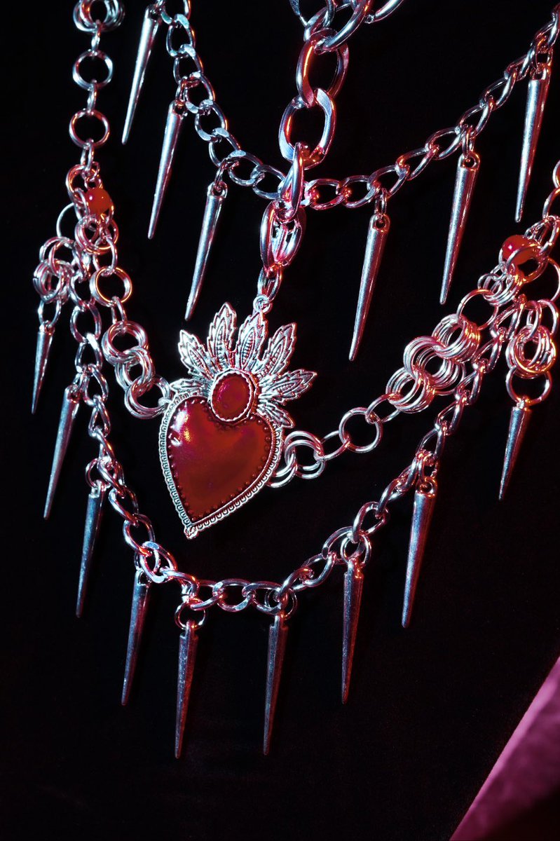 판매스탭, 수공예 협력으로 참여한 황제 입니다. 

이모 현장스탭 잘 하지? 오랜만에 만나뵌 아가씨들 반가웠어요. 

수공예 해석은 아래 타래로 설명할게요 ㅎㅎ
 #괴담초대에서_구해줘