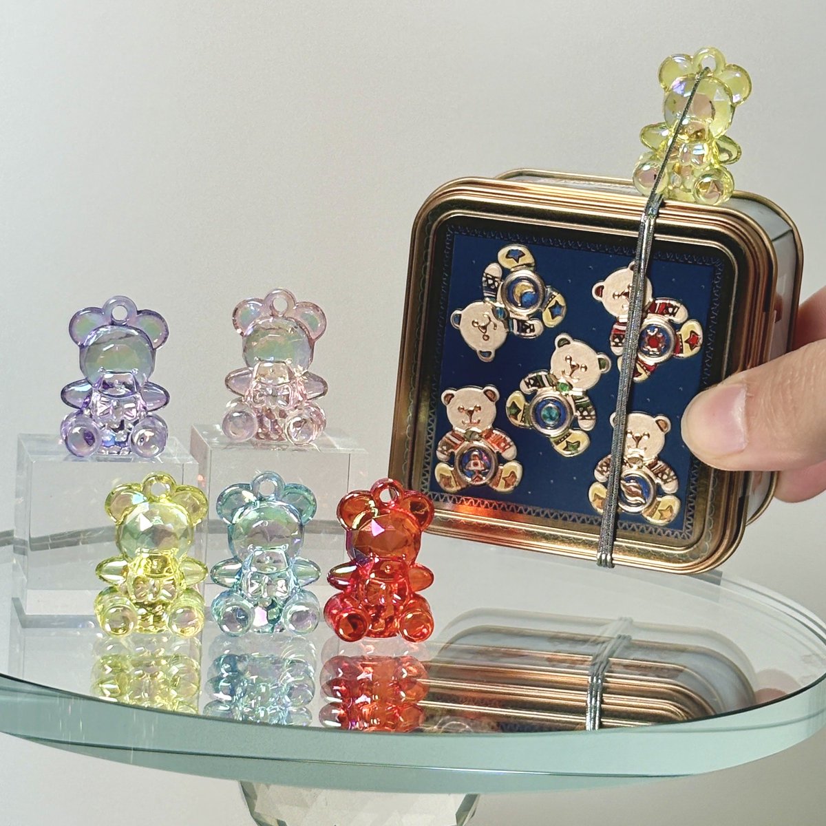 青山デカーボ　ヒーロー缶　犬　あみぐるみ　イタリア　ブローチ　銀座三越限定 あみぐるみの動物×ニット風デザインにほっこり。中からミニ缶＆マステ