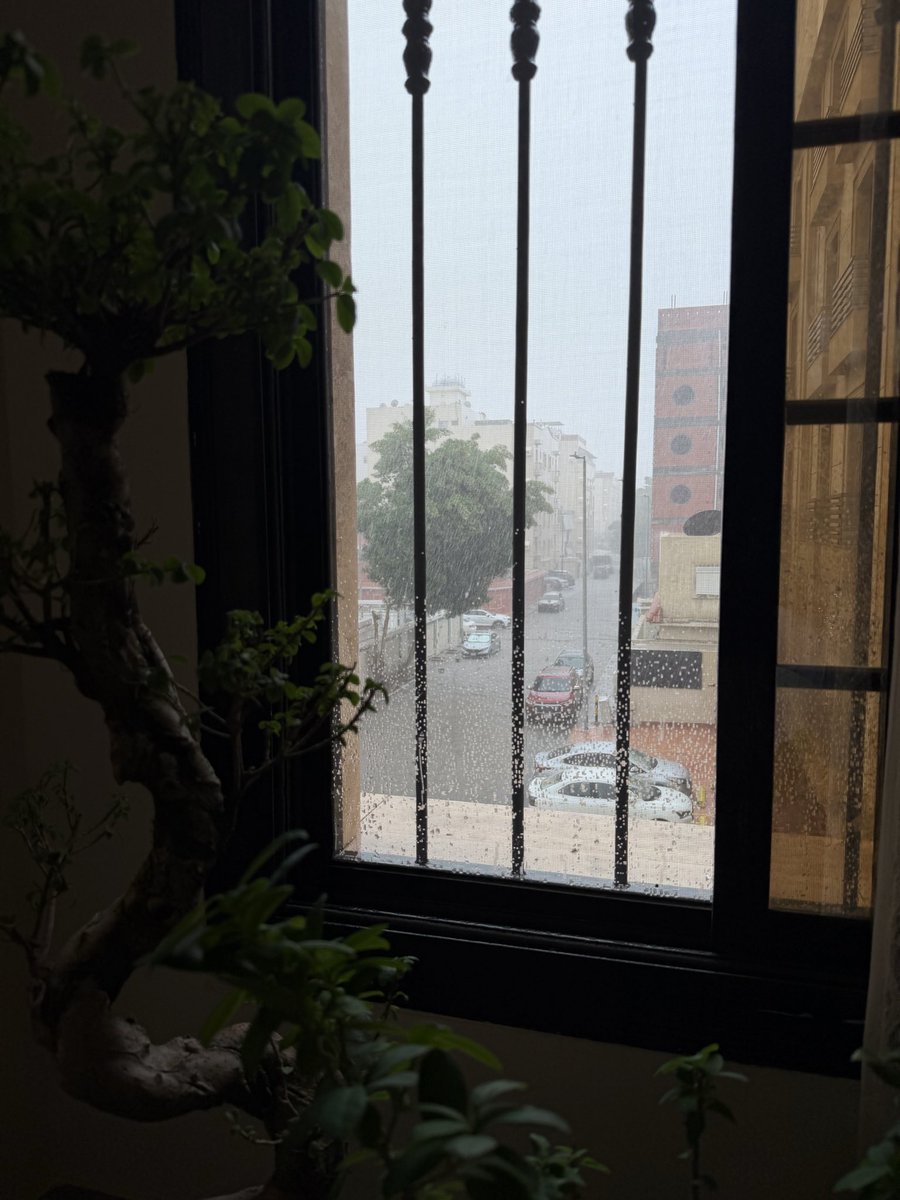 سُبحان الذي يُسبح الرعد بحمده والملائكة من خِيفته.