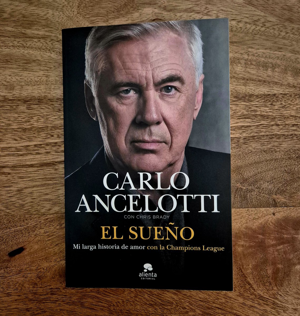 salva_martin's tweet image. En Carlo Ancelotti. El sueño, el técnico italiano cuenta cómo tuvo que convencer a Berlusconi para que fichara a un jugador que se desvelaría como clave en su Milán. Quizá les suene. 

 «A pesar de la presencia de todas esas estrellas, el equipo necesitaba una mejora».