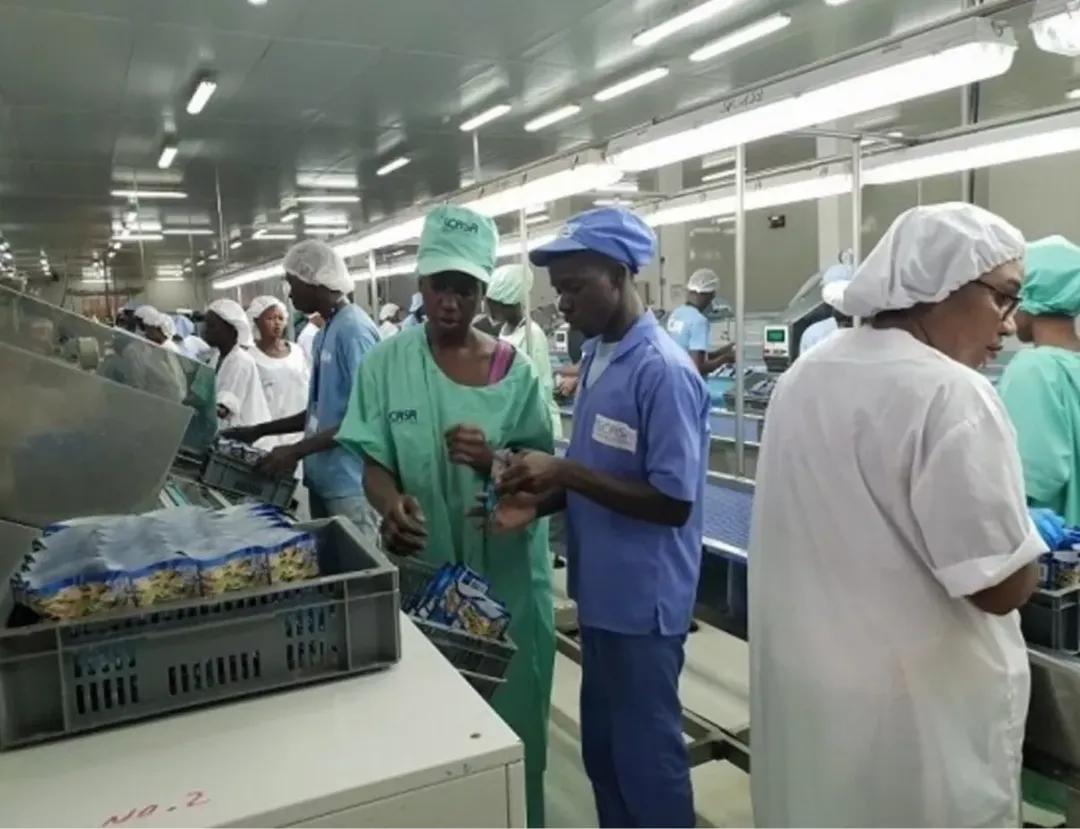 세네갈에서 1등 기업 중이라는 한국기업.jpg

1.망해가던 스카사 라는 회사를 동원그룹이 인수함
2.한국에서 하던대로 직원복지 그대로 운영
3.이 조치가 향후 엄청난 파급력을 가져옴
4.회사 합격하면 동네잔치가 열릴 정도
5.직원복지
-사내 식당운영
-통근버스 운영
-경조사 지원