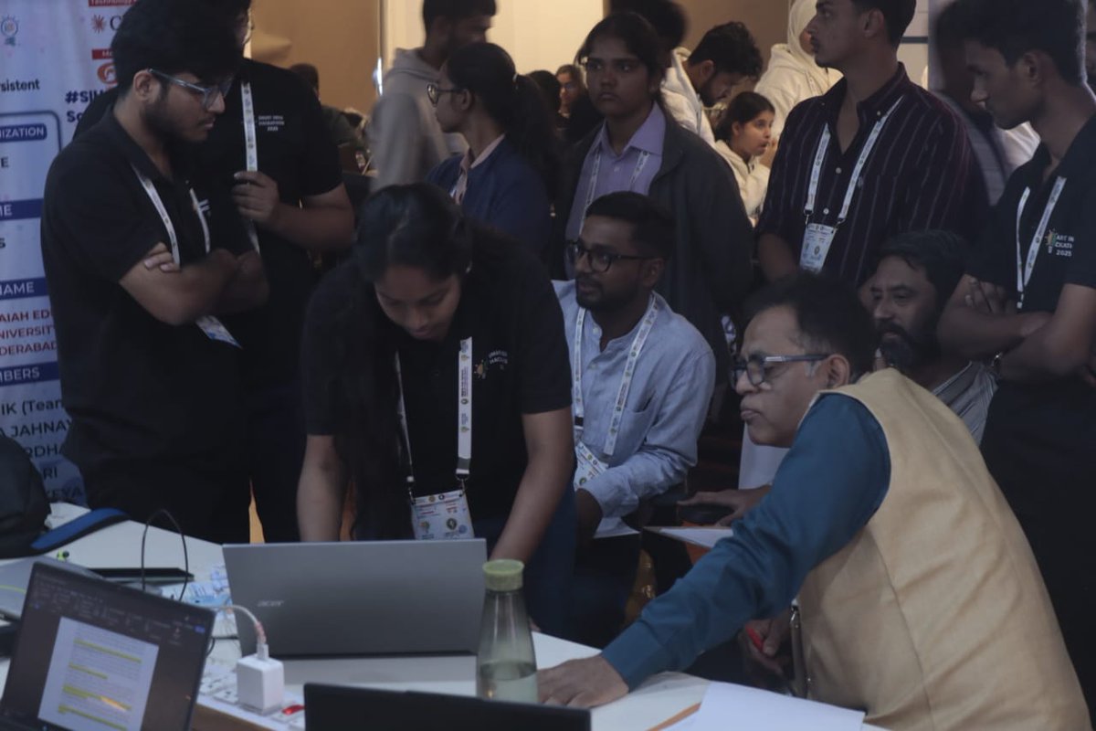 AngadiVinay's tweet photo. Second Round of Evaluation at the SIH Grand Finale 2025, @ VTU Belagavi. The student innovators have been magnificent, they have come up with extra ordinary solutions to the problem domain of transportation and logistics. 
#SIH2025
#evaluationatsih2025
#SmartIndiaHackathon2025 https://t.co/XMqmuCcm5V