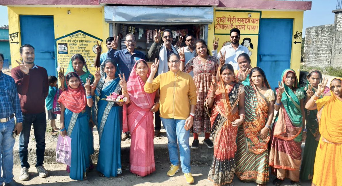 MonikaBhimSingh's tweet photo. “स्वच्छ गाँव में ही, लोग स्वस्थ रह पायेंगे।”😊😇

#Bilaspur #Chhattisgarh
#TuesdayMotivation #ODFPLUS
#JaiSwachhta #JaiHind
#SwachhBharatMissionGramin https://t.co/So4g824xP7