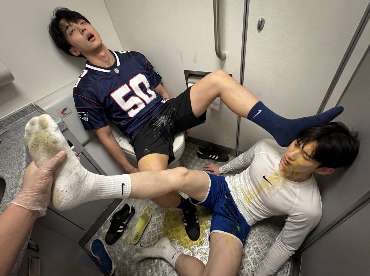 qDSXJLgTwQGRmFi's tweet photo. 当你打开飞机厕所大门，一股浓烈的尿骚味和脚臭味袭来，你见到了史上最色情的凶案现场
#黑袜 https://t.co/jPZ6GRSYFK