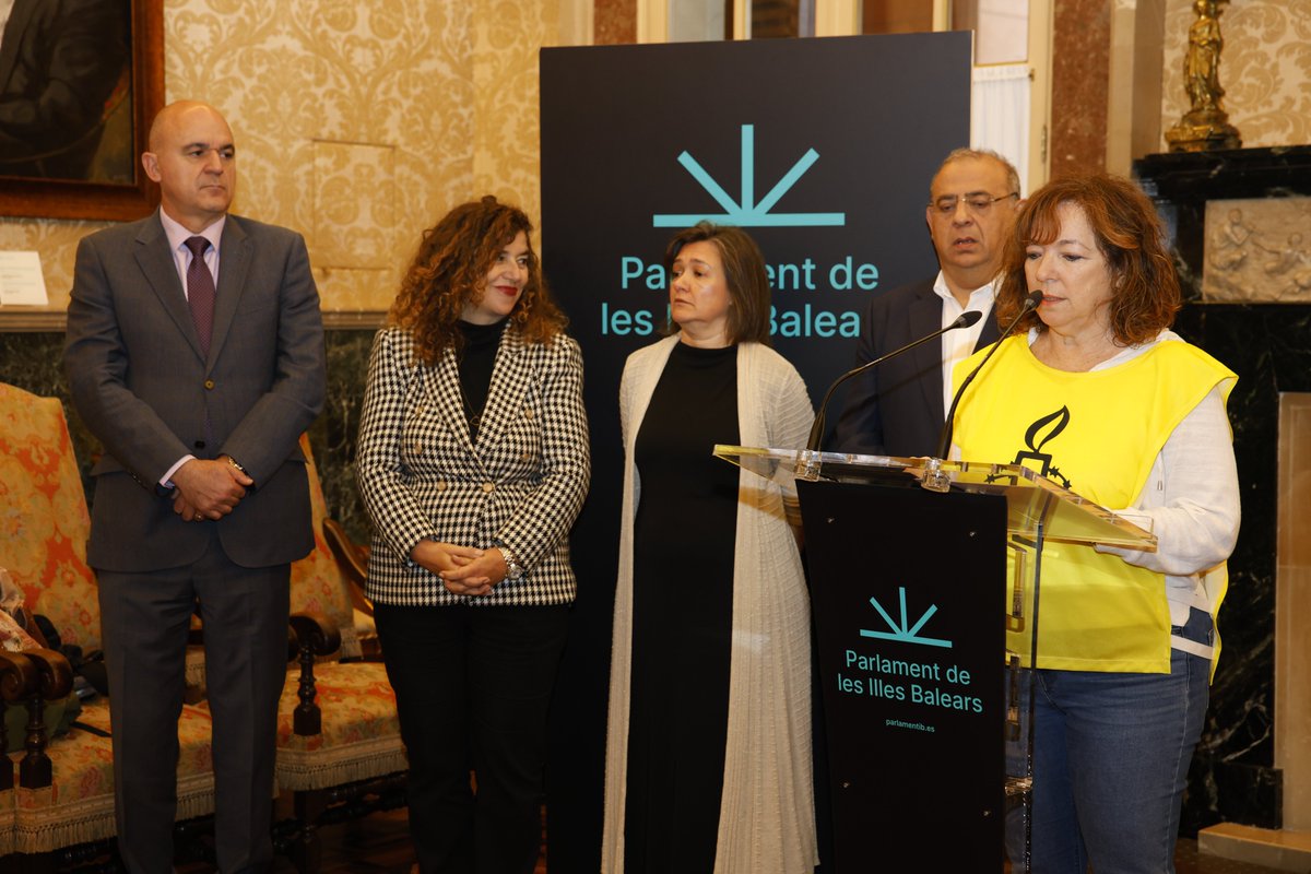 Abans de començar el Ple d'avui, la Sala del Senat ha acollit la lectura de la Declaració Universal dels Drets Humans, en un acte encapçalat pel vicepresident primer de la Mesa del Parlament, <a href="/mauricio_rovira/">Mauricio Rovira</a>