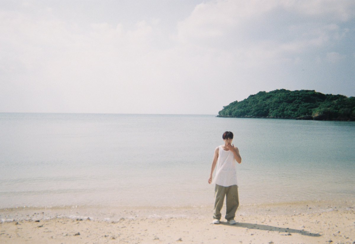⋱撮影オフショット📸⋰

海の水を味見してみる健太さん🐿️🫧

写真集発売まで2週間🗓️♡

▼ご予約はこちらから！
lit.link/kentabook

#神谷健太
#光と影
#神谷健太1st写真集
#THERAMPAGE 
#MA55IVE