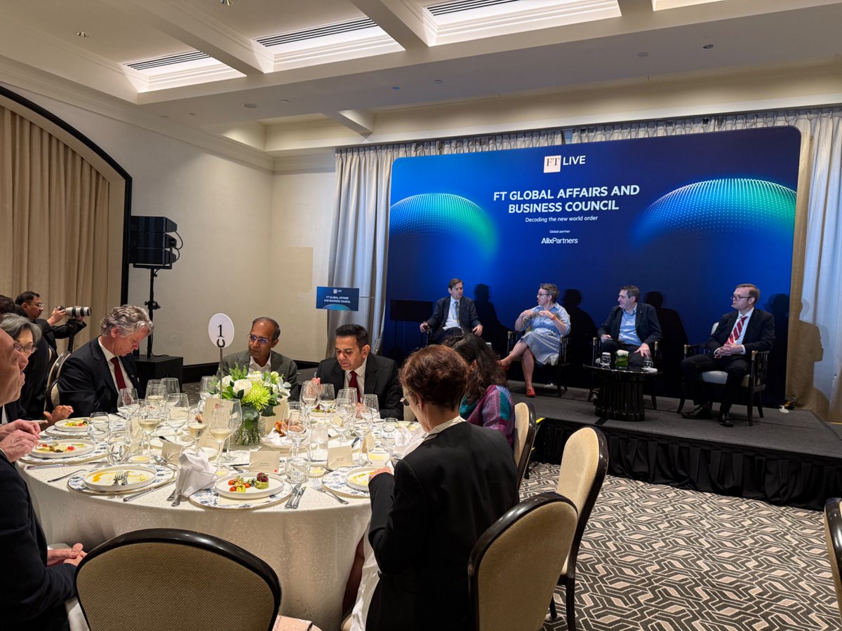 Trinhnomics's tweet image. I’m in Singapore listening to an @FT editor panel on decoding the new world order between Chardonnay and St Jacques (scallops) &amp;amp; it is nice to be back in Asia after Paris to think about Trumponomics, China, &amp;amp; dedollarization. @Arjunneilalim 

Obvs I got my own ideas but tonight I…