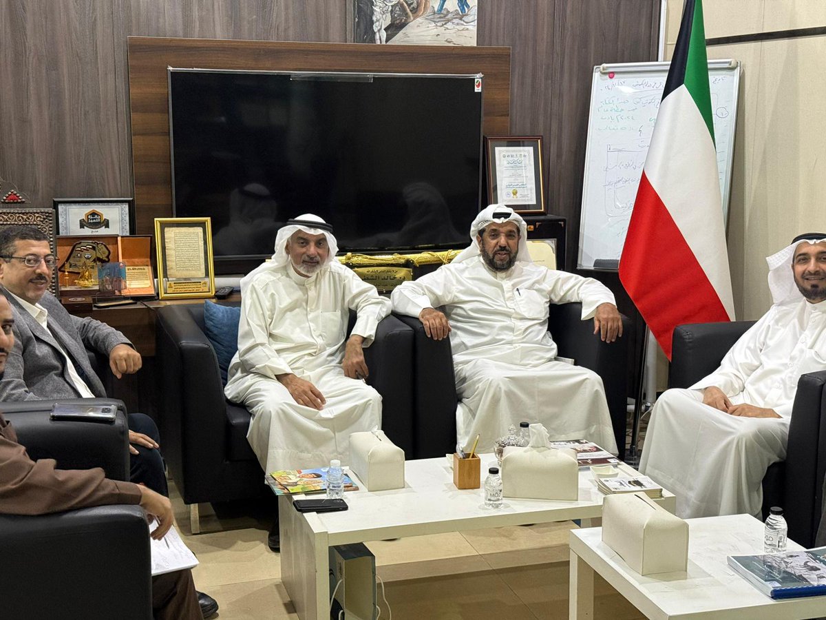 الاثنين 8/12/2025
مركز فنار يستقبل في مقره الدكتور رشيد الولايتي
استقبل مركز فنار في مقرّه باليرموك الدكتور رشيد الولايتي، الذي اطلع على أعمال وإصدارات المركز، وأشاد بما يقدمه من إنجازات مهمة وتاريخية في العمل الإنساني الكويتي وتوثيق سيرة المحسنين الكرام من أهل الكويت رجالاً