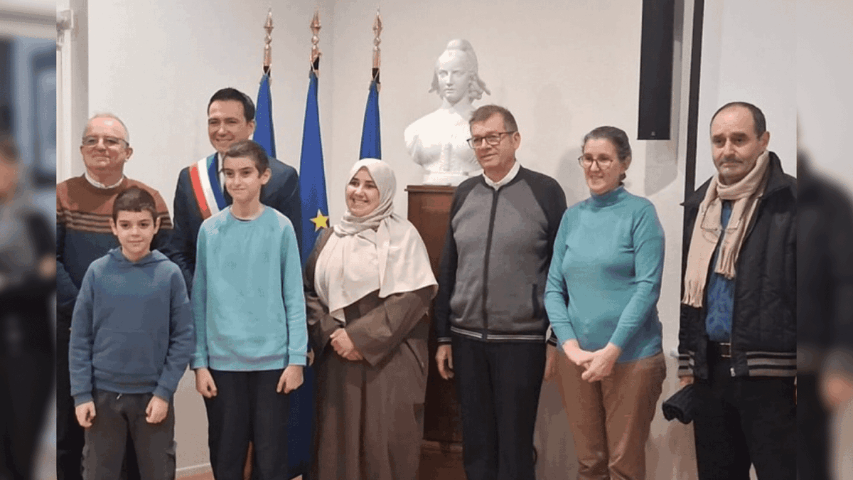 Romualddu13's tweet photo. Canteleu (Seine-Maritime), une famille algérienne « très bien intégrée », sous OQTF, reçoit le parrainage républicain du maire, avec le soutien de RESF et du syndicat FSU SNUipp.

(Le maire remplace l'ancienne maire PS Mélanie Boulanger, mise en cause dans une affaire de trafic de stupéfiants. Elle a été relaxée.
La justice avait toutefois admis une « baisse des garde-fous déontologiques » de la maire, puisqu'elle entretenait une relation extra-conjuguale avec un individu, Hasbi Colak, son adjoint au maire, complice d'une famille marocaine régnant sur le trafic de stupéfiants à Canteleu).
https://t.co/ki8Z6d2mE4