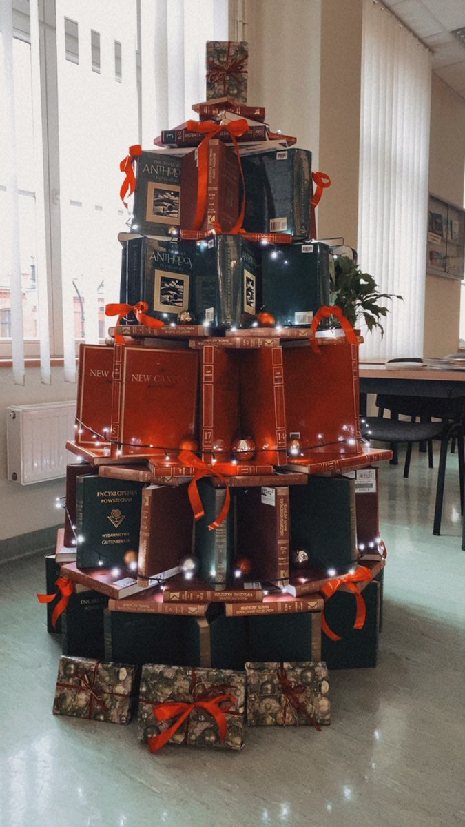 bp_torun's tweet photo. W Bibliotece zapanował już świąteczny klimat! 🌟
Ustawiliśmy choinkę z książek, rozświetliliśmy przestrzeń ciepłymi światełkami i zapraszamy serdecznie po nowości — idealne na zimowe wieczory.
#święta #choinka #książki https://t.co/khs7BdQKJY
