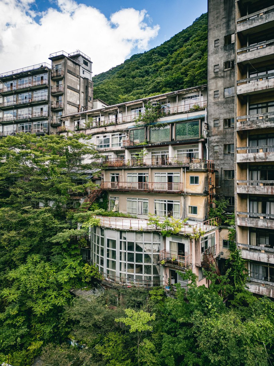 鬼怒川の崖っぷちに張り付く様に建つ廃墟群。増築に増築を重ね、複雑怪奇に入り組んだその姿は解体を困難にさせる。