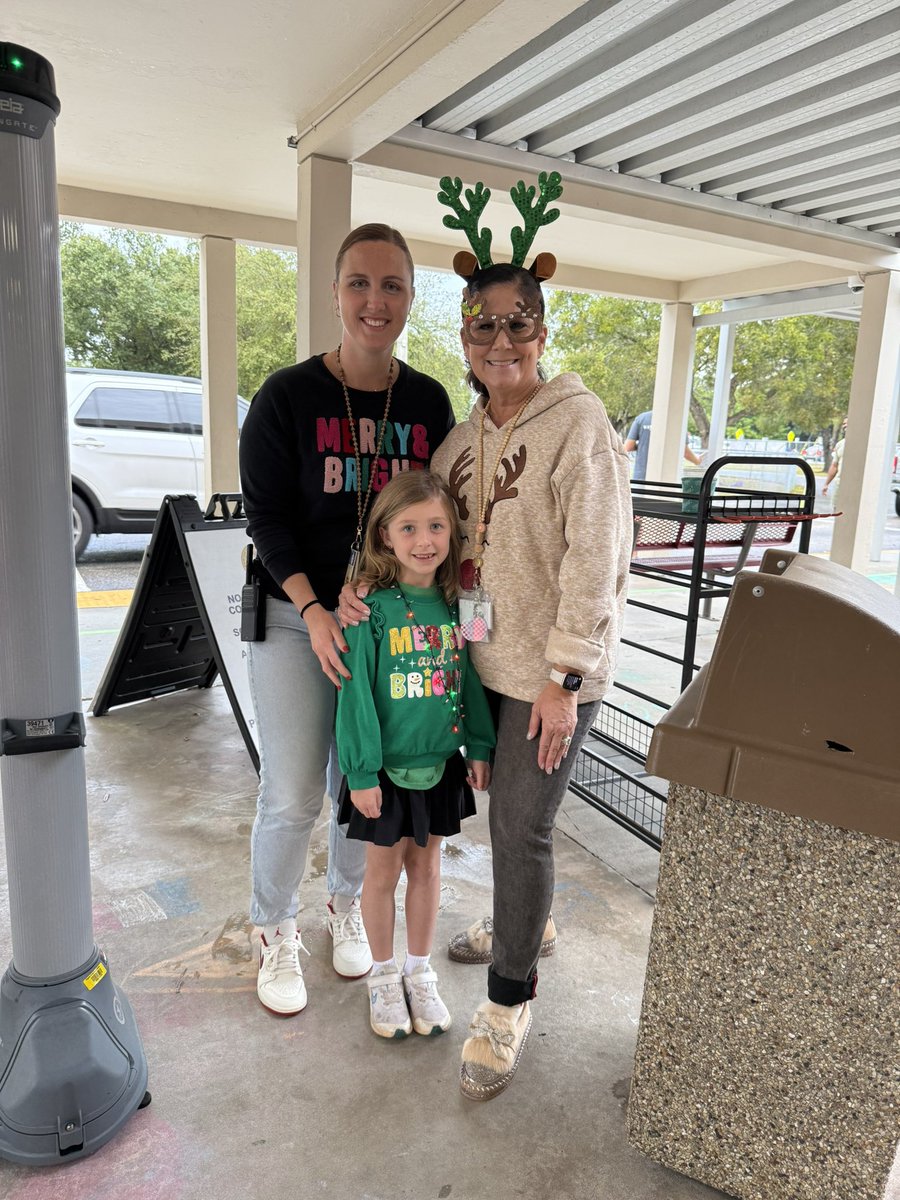 TanglewoodES's tweet photo. Day 3 of TWES 12 Days of Holiday Cheer: Merry Maximum Monday! 🎄❤️🥰 https://t.co/JLnDn9YKnY
