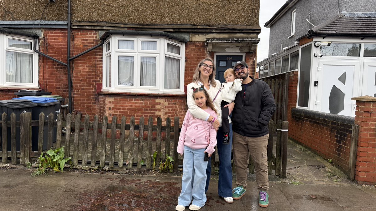 jolivarestolosa's tweet image. Nos hemos comprado una casita en Londres. Es el 284 de Green Street en Enfield. Estoy seguro de que seremos muy felices aquí. Total, ¿qué puede salir mal?