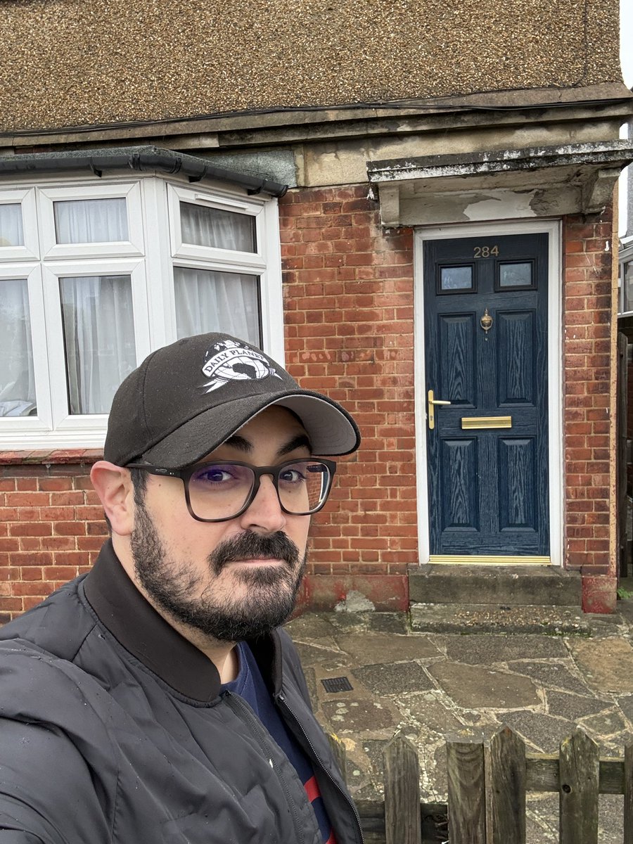 jolivarestolosa's tweet image. Nos hemos comprado una casita en Londres. Es el 284 de Green Street en Enfield. Estoy seguro de que seremos muy felices aquí. Total, ¿qué puede salir mal?