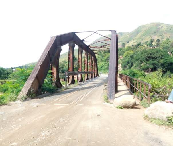 Confusion à #Kiliba : des militaires des FARDC, des Forces burundaises et des Wazalendo ont quitté les hauts et moyens plateaux et se replient en direction d’#Uvira .