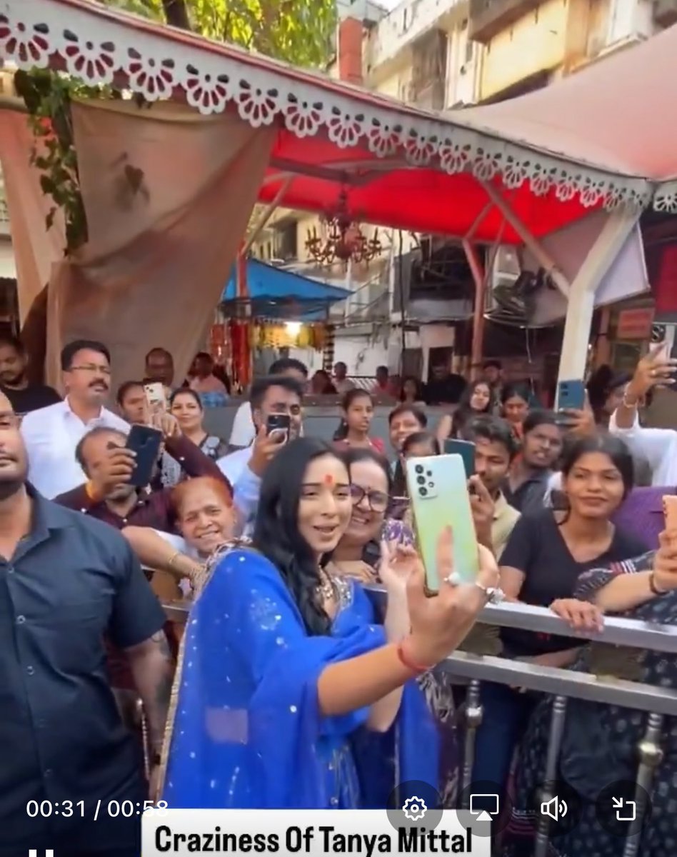 ItsPriyaVatsh's tweet photo. She went to the crowd, helped them take selfies, listened to every fan… kids shouting for her. Tanya, your humility is the reason everyone loves you. 😍🤗

#TanyaMittal #BiggBoss19 https://t.co/DMOZQZBV8v