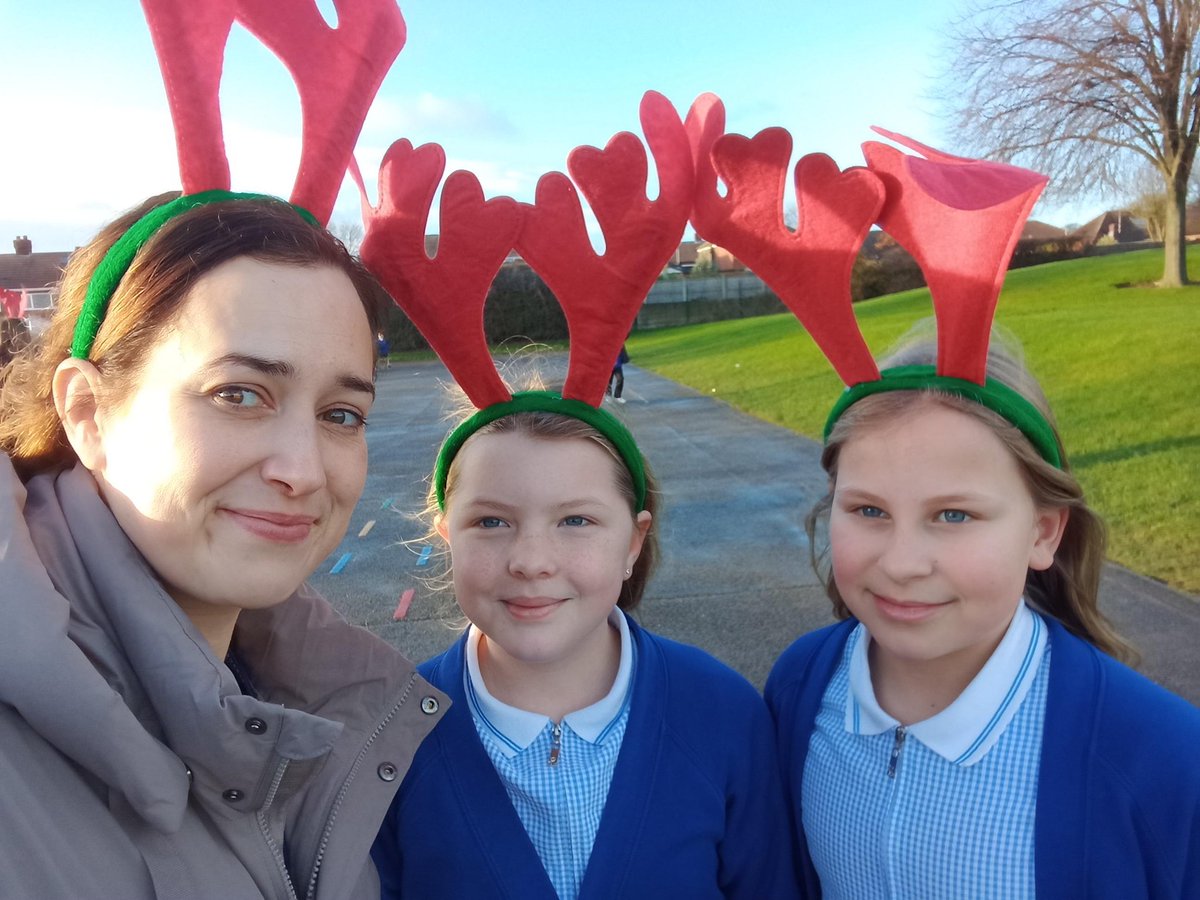 PATLarksHill's tweet image. The sun came out for our Reindeer Run this morning, in support of @pwhospice !
Well done everyone 👏
#charity #localcommunity #reindeerrun