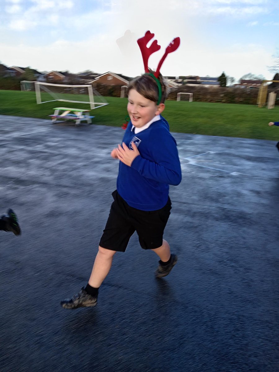 PATLarksHill's tweet image. The sun came out for our Reindeer Run this morning, in support of @pwhospice !
Well done everyone 👏
#charity #localcommunity #reindeerrun