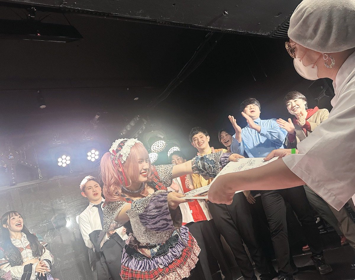 【大感謝】昨日のイベントでまさかの全員からのサイン色紙をいただいてしまいました。

司会の方のご好意で渡す人を選んでいいと言われステージから推しメンに手渡しで貰えました。特別な思い出が出来ましたありがとうございました🙏✨

#スマイルクラップ #LUCYちゃん 