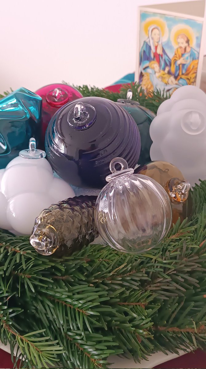 今回は飾りなしのモミの木リースを買って来て器にのせ、マイゼンタルの