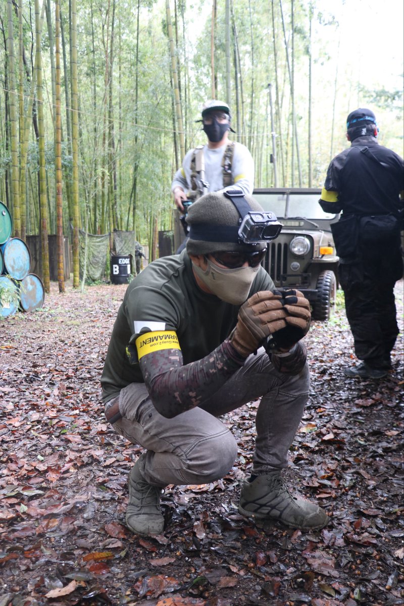 ダンプポーチにドングリを投げ入れられてる瞬間のトロシロ兄さん。

ダンプポーチにドングリが入って喜ぶ人たち。

その後、犯人はダウンジングしながらどこかへ…。

 #フレサバ2