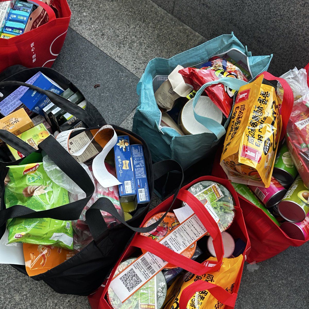 wlsh____0's tweet photo. • 따룬파 마트 🛒💨

벌칙아닙니다🙅🏻‍♀️ 회사 사람들 줄 오이맛 레이 사구 ㅋ ㅋ ㅋ 엄마가 좋아하는 고수라면도 함 사봄^^! 배달로 주문하면 저렇게 천장으로 레일타고 배송되는 거 너무 ㄱㅇㅇ... 장바구니 2개 가득 담은거 실화인가? 기념품이랑 먹을 과자사러 가는거 완전 추천 추천 !! https://t.co/sOe5yPkVu1