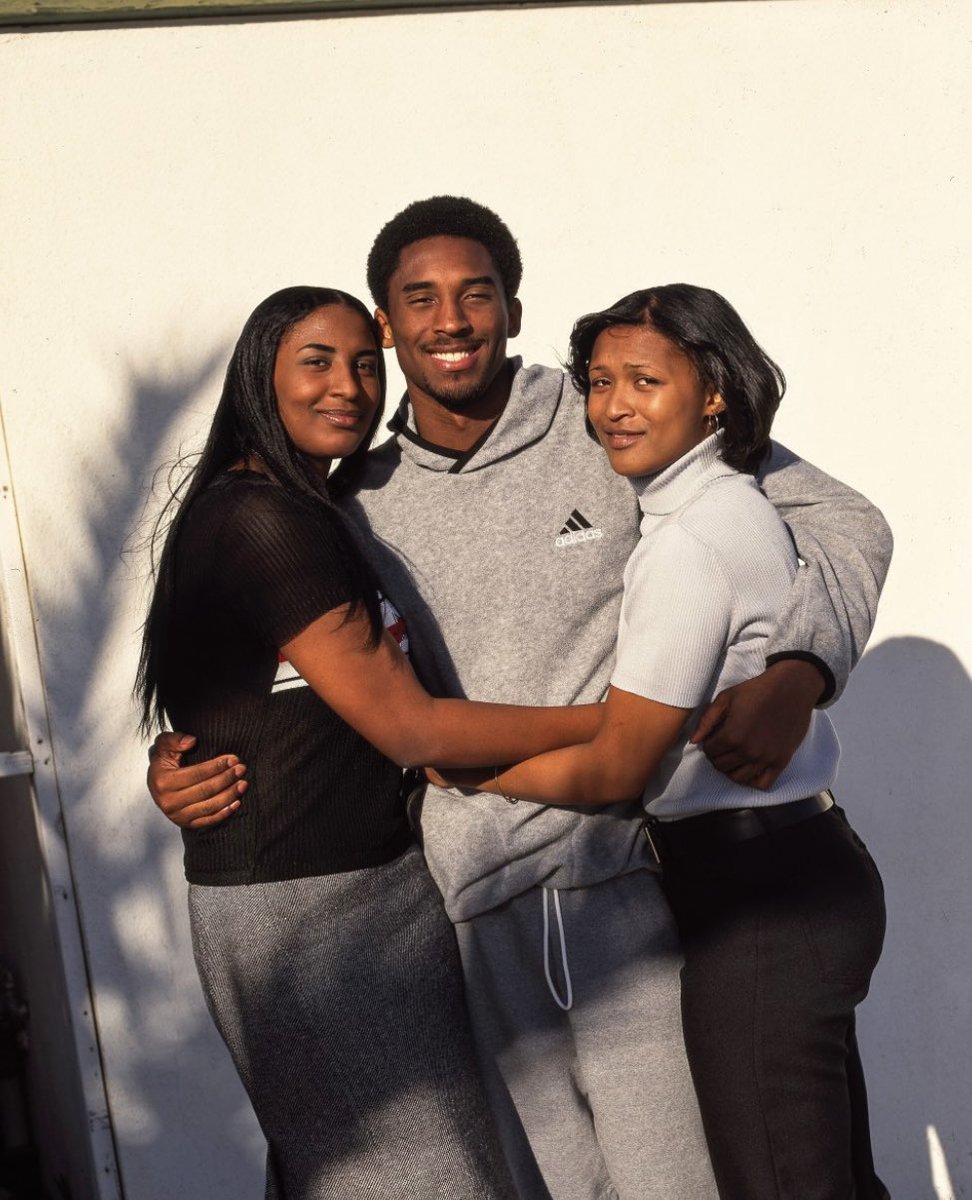 Rare photo of Kobe and his sisters🐍