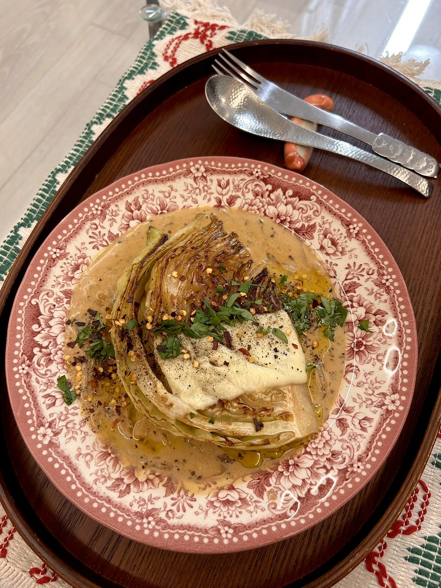 evanlovesblack's tweet image. 오늘의 저녁은 
홀리데이 레시피로 준비하고 있는
두유크림 양배추 스테이크
입니다💚🎄

워홀러님 레시피에 영감 받아서 만들고 있어요(허락 받았어요ჱ̒ ｰ̀֊ｰ́ )) 

다들 평안한 저녁 보내세요~(˘▾˘~)