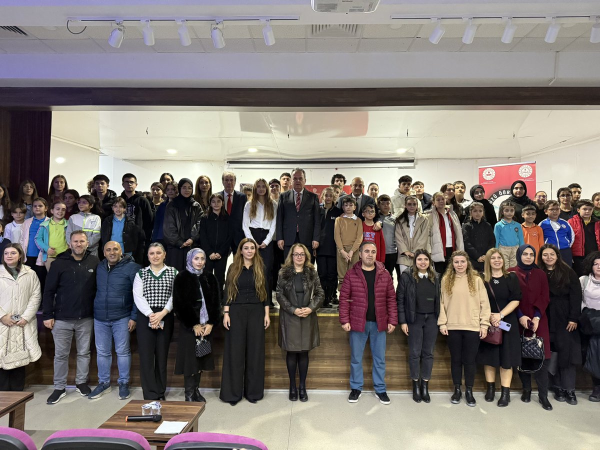 Güvenin ve huzurun yeri Beylikdüzü ilçemizde İstanbul Valimiz Sn.<a href="/gul_davut/">Davut GÜL</a> öncülüğünde başlatılan “Öğrenci Meclisleri” projesinin Beylikdüzü Öğrenci Meclisi proğramına katılıp öğrenci başkanlarımız ile ilçemizin eğitim öğretim konuları hakkında değerlendirmelerde bulunduk.