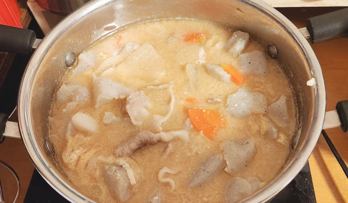 gun_raw's tweet photo. 片麻痺だけど作れた(笑)
粕汁…見た目は豚汁…
#おうちごはん 
#酒粕 https://t.co/mBdQBI6mXD