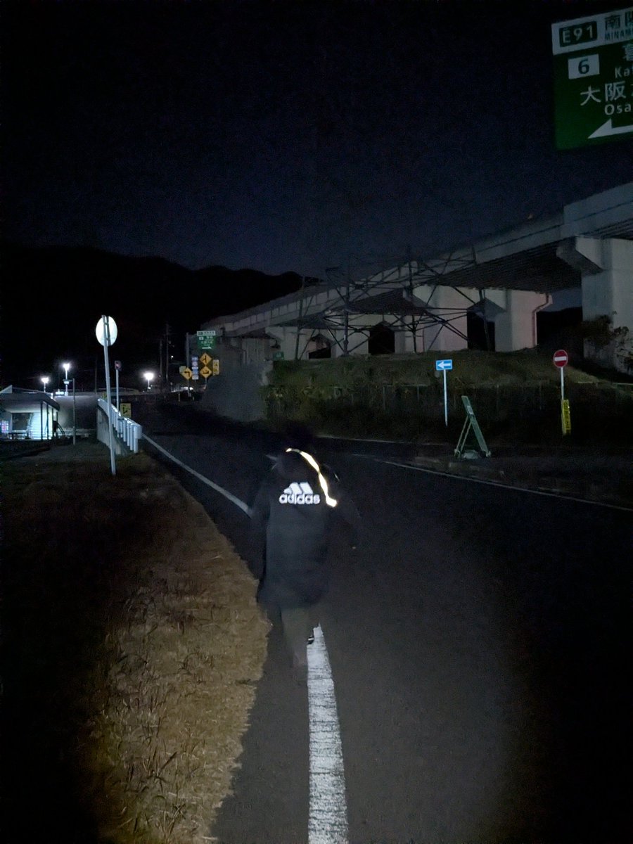 kokiikuno's tweet image. 息子に連れられて夜ラン。死にそう。