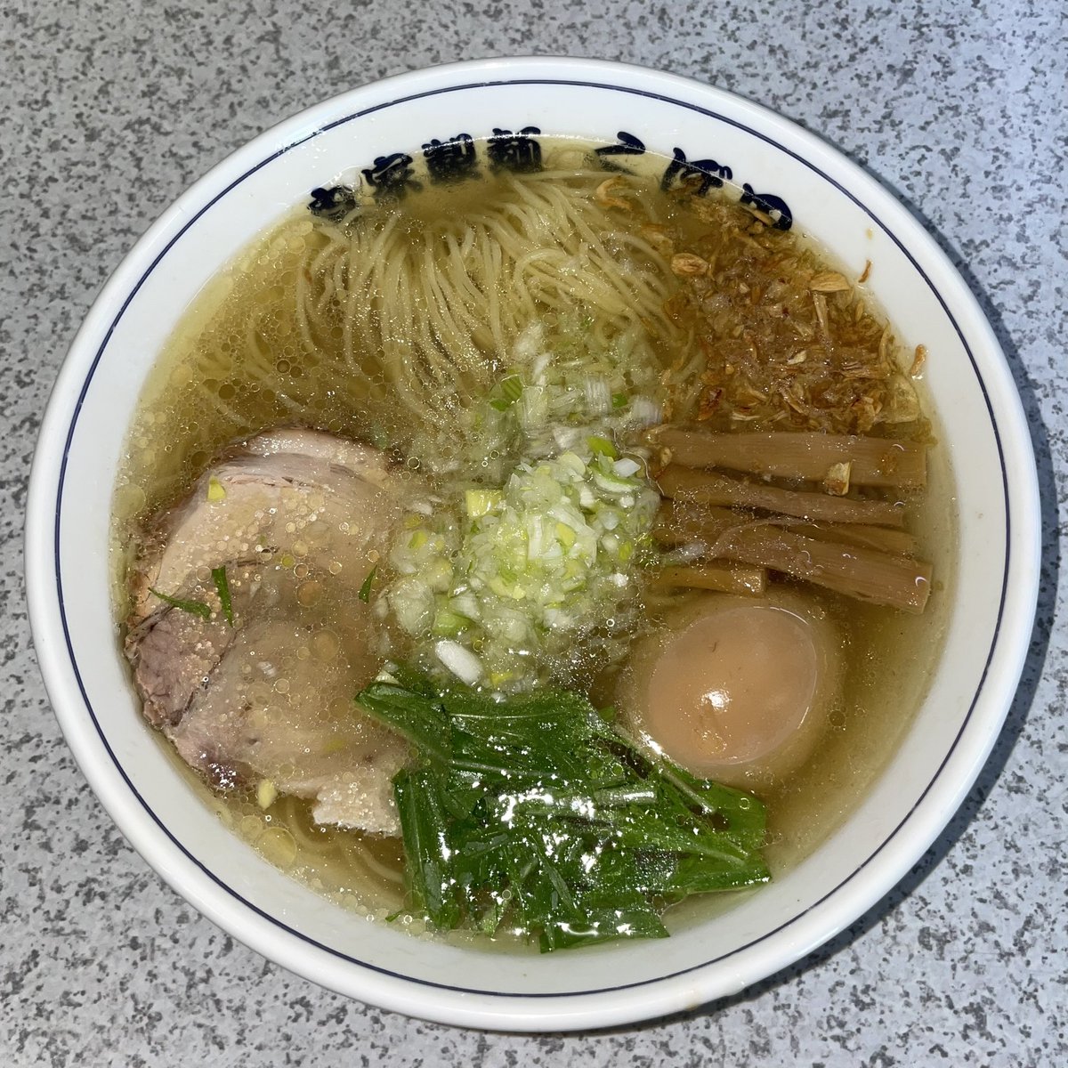 2025-244🤗
【らーめん くぼ田】鶴ヶ峰
塩らーめん＋味玉

三ツ境店OPENも本店初訪🤭🙌
直系ではないものの支那そばやの歴史も絡むお店💯💯😆鶏豚に魚介や野菜を合わせた複層的な出汁感に焦がし葱のアクセント💯💯😍
支那そばやをしっかりと感じられるクラシカルな一杯で今日もAmazing day!🥰💞💫