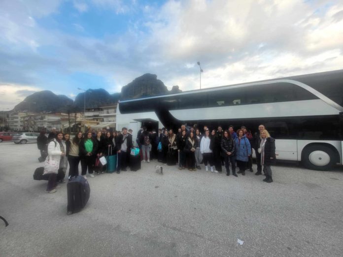 Αυτό το μήνα πραγματοποιούνται οι 5ήμερες εκδρομές των μαθητών της Γ' Λυκείου. Λεωφορεία κινούνται σε επαρχιακούς στενούς δρόμους με οδηγούς να έχουν πολύωρη οδήγηση για να φθάσουν στον προορισμό. Για ότι συμβεί στον δρόμο λοιπόν την ευθύνη την έχουν οι ΑΓΡΌΤΕΣ με τα μπλόκα τους.