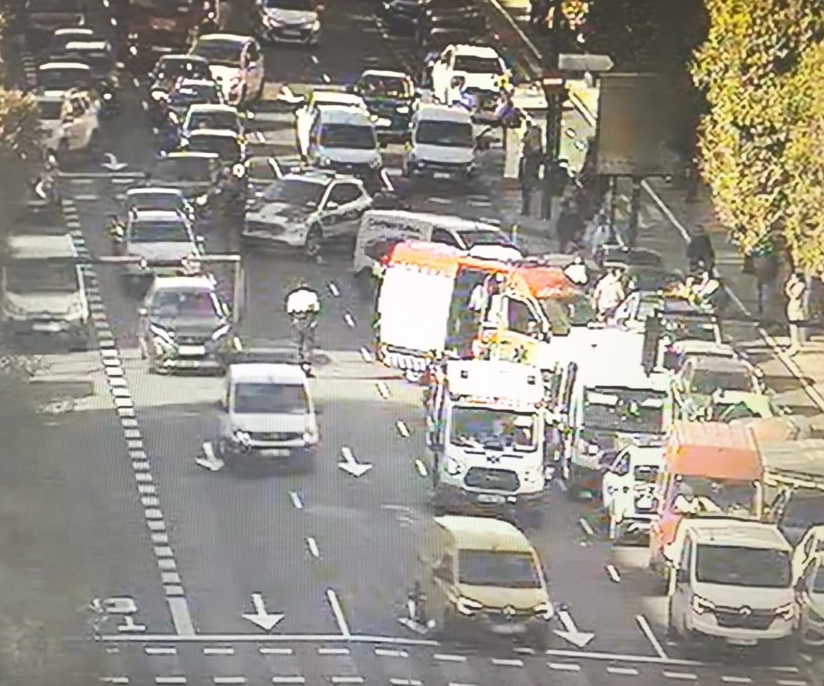 policialocalvlc's tweet photo. Dos carriles de la Avenida del Puerto cortados por un siniestro con 5 vehículos implicados. https://t.co/Ex0jCtre1i