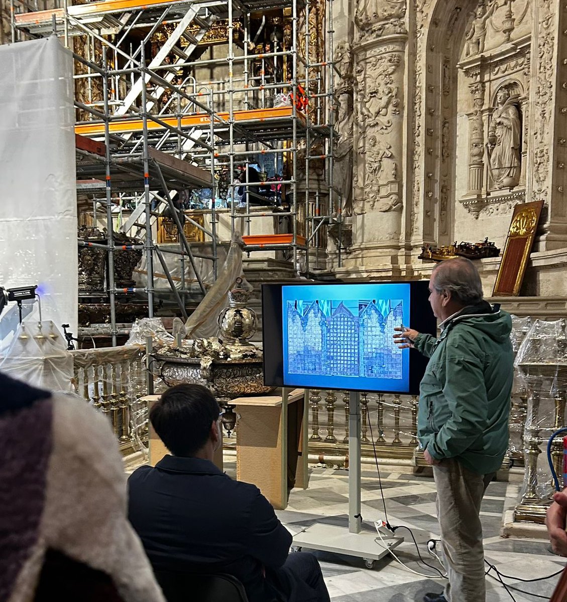 Visita a las obras de restauración en la Capilla Real.

El pasado 5 de diciembre, representantes del <a href="/Ayto_Sevilla/">Ayuntamiento de Sevilla</a>, instituciones culturales y miembros del Cabildo Catedral visitaron las intervenciones que se están llevando a cabo en la Capilla Real.

La conservadora Ana Isabel
