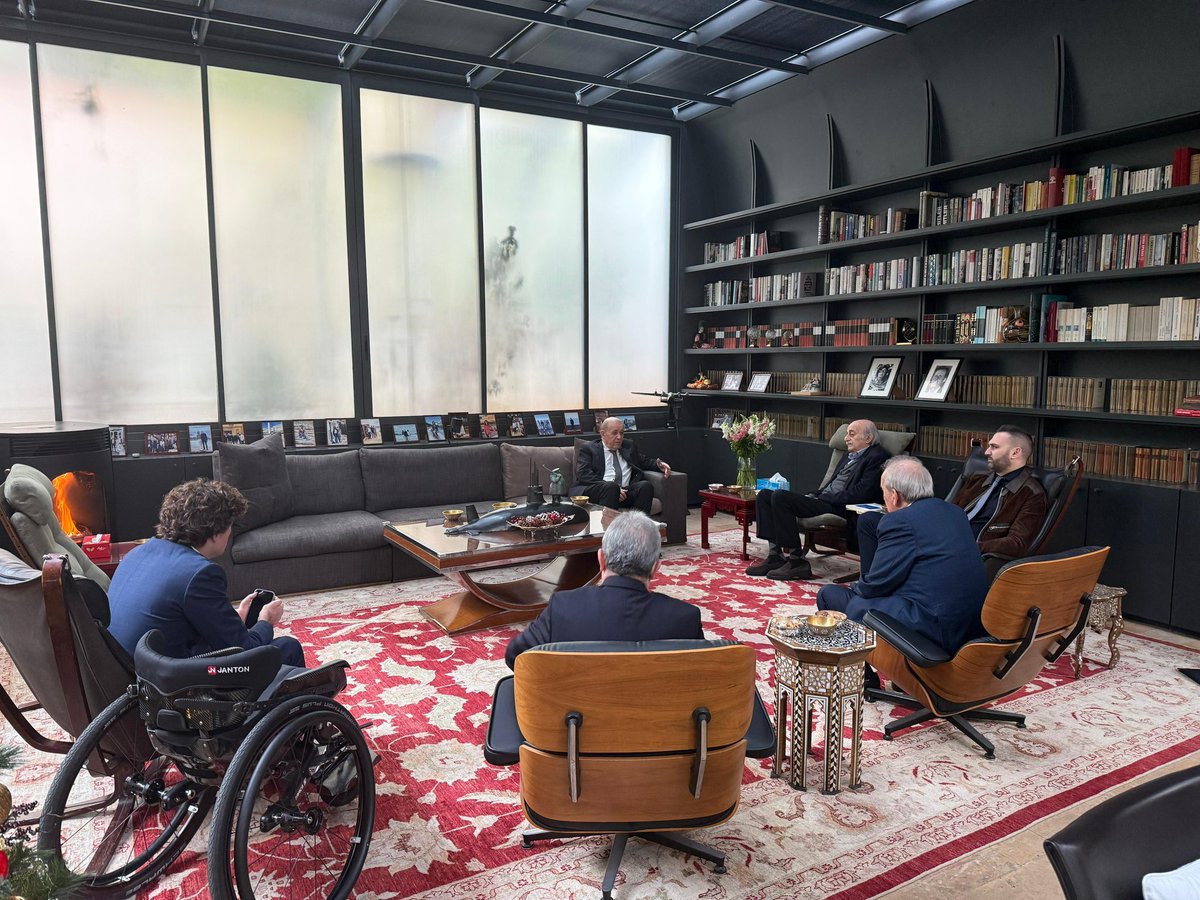 الرئيس #وليد_جنبلاط ورئيس الحزب التقدمي الاشتراكي #تيمور_جنبلاط بستقبلان المبعوث الرئاسي الفرنسي جان إيف لودريان والوفد المرافق في كليمنصو، بحضور عضوي اللقاء الديمقراطي مروان حمادة ووائل أبو فاعور
#مفوضية_الإعلام