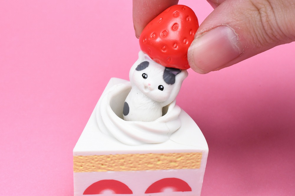ショートケーキ de かくれんぼ 】 いちごを持って潜むのは・・・ねこ