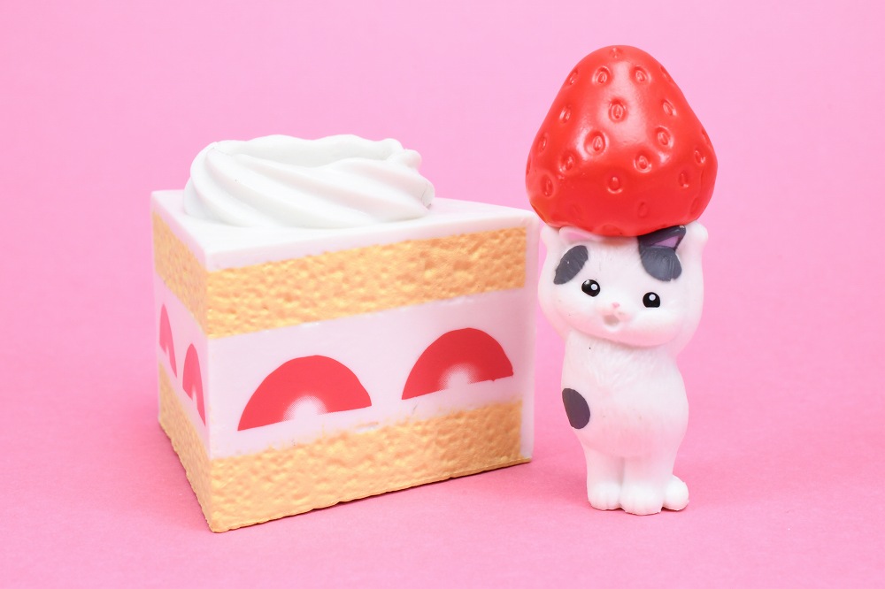 おすわりねこちゃんとショートケーキのバッグチャーム　黒ねこ×桜×苺 おすわりねこちゃんとショートケーキのバッグチャーム 黒ねこ×桜×苺