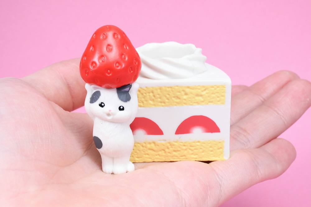 ショートケーキ de かくれんぼ 】 いちごを持って潜むのは・・・ねこ