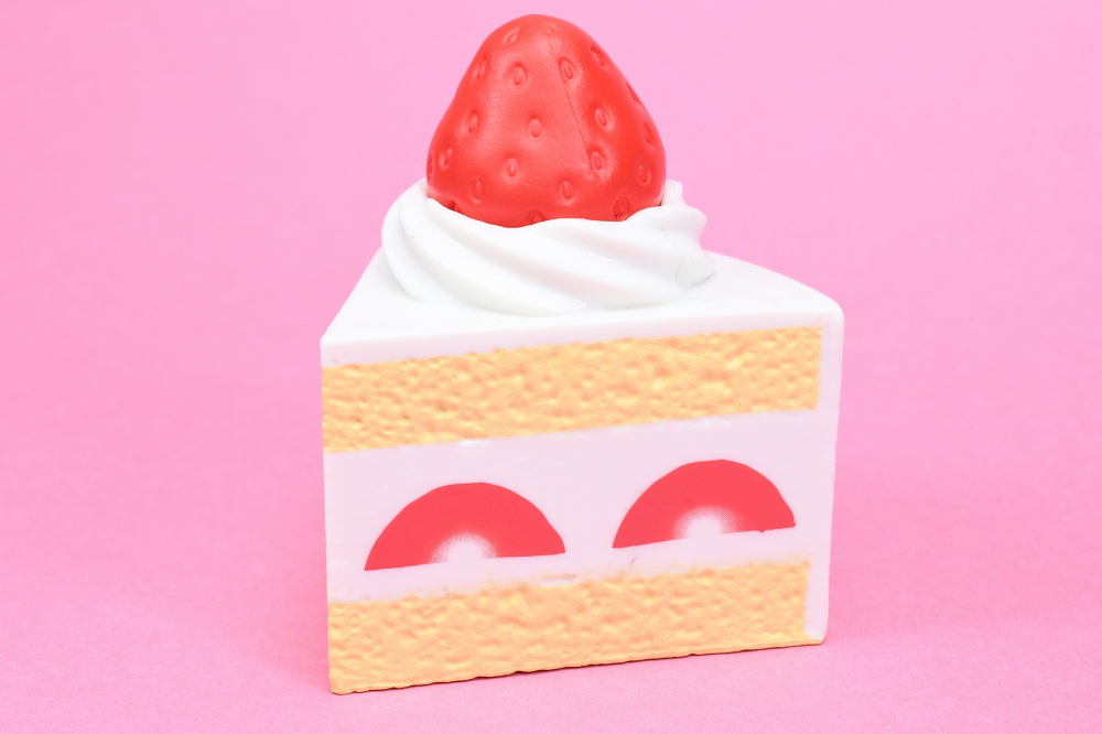 ショートケーキ de かくれんぼ 】 いちごを持って潜むのは・・・ねこ