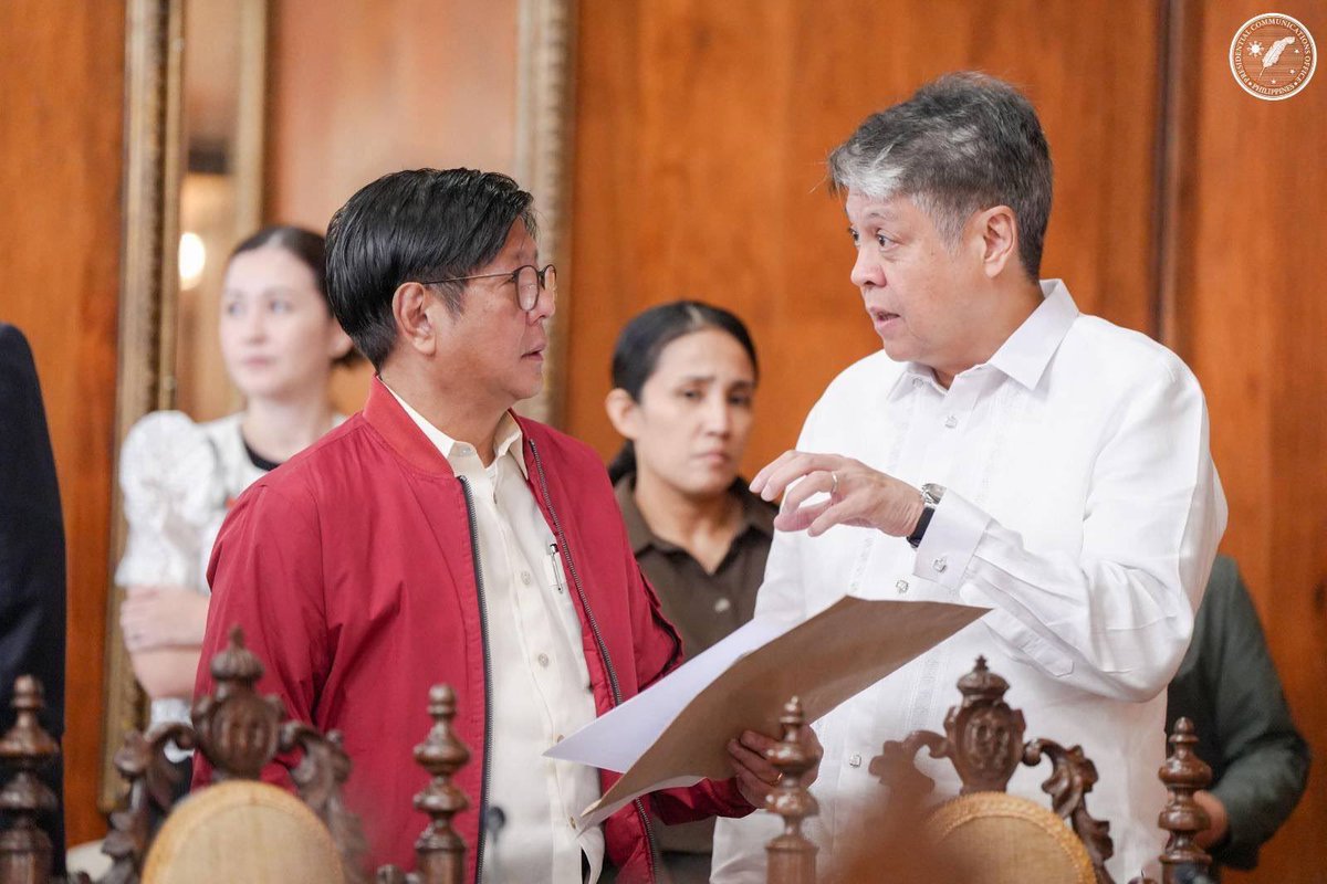 I was invited to attend today's
LEDAC (Legislative Executive Developmemt Advisory Council) in Malacañang to explain SB 1512 or the Independent People's Commission Act to Investigate Anomalies in Govt Infrastructure Projects. Being principal sponsor of the measure authored